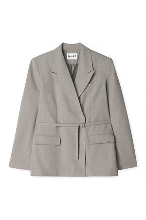 Sivý sako s opaskom vyrobené z textúrovanej látky. Má vykrojený golier, dve predné vrecká a strih prispôsobený postave.
