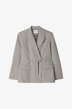 Hallhalline vööga bleiser, mis on valmistatud tekstuuriga kangast. Omab notšidega kraed, kahte esist taskut ja kohandatud lõiget.