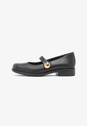 Czarny skórzany but Mary Jane z niskim słupkiem i złotym okrągłym guzikiem na pasku, przedstawiony na białym tle.