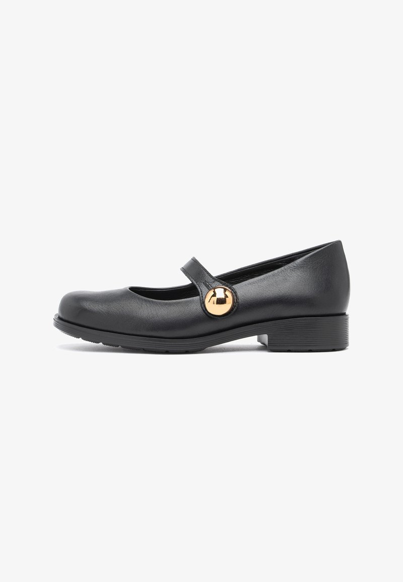 Chaussure Mary Jane en cuir noir avec petit talon bloc et bouton circulaire doré sur la bride, présentée sur fond blanc.