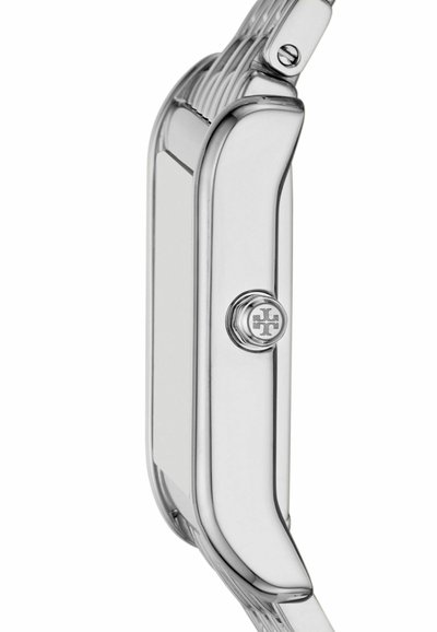 Srebrny metalowy zegarek na nadgarstek z prostokątną kopertą, gładkim wykończeniem, przyciskiem bocznym i szczegółem logo na koronce. Widoczny wzór na pasku.