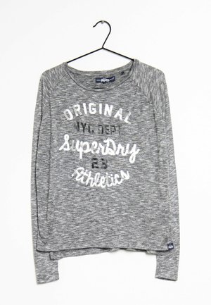 Grijze marled trui met lange mouwen en ronde hals, bedrukt met de tekst "Original SuperDry Athletics", hangend aan een zwarte kledinghanger tegen een witte achtergrond.