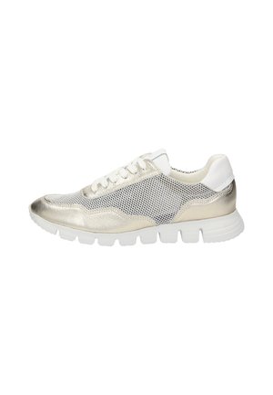 Metallic silberne und weiße Sneaker mit Mesh-Einsätzen, Schnürdesign, dicke weiße Sohle und abgerundeter Spitze. Die Textur variiert zwischen glatt und durchlöchert.