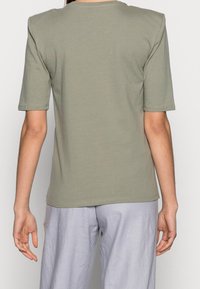 Olivengrøn T-shirt med korte ærmer lavet af bomuld, med rund hals og en glat overflade, i lige snit og minimal detaljering.