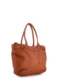 Sac fourre-tout en cuir brun avec deux poignées, design patchwork, détails de couture et accents en métal doré.