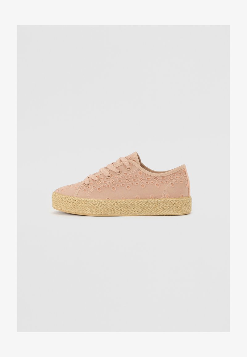 Lys rosa tekstil sneakers med utskjærte mønstre, rund tå og såle av jute reb. Har flate lisser og et lavprofilert design.