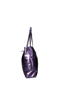 Borsa tote metallica viola con due manici lunghi, caratterizzata da un design elegante e strutturato e dettagli di cucitura visibili all'esterno.