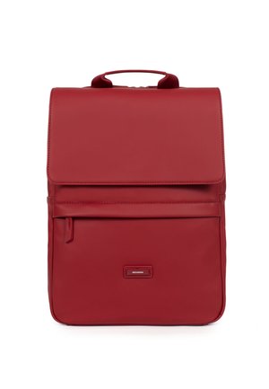 Zaino in pelle rossa con chiusura a patta, maniglia superiore, tasca frontale con zip, texture liscia e placchetta con logo sulla parte anteriore.