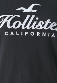 Hollister Co. TECH CORE - T-shirts med print - casual black