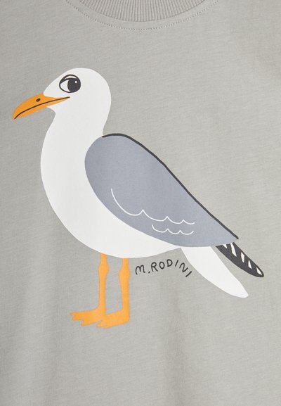 Grå hettegenser med et fargerikt sjøfugl-trykk, med hvit kropp, grå vinger, oransje nebb og føtter, sammen med en svart-hvit mønstrede hale.