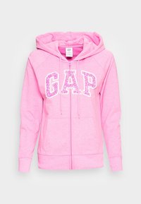Sudadera rosa con cremallera y capucha ajustable, que presenta el logo blanco de "GAP", bolsillos tipo canguro y puños de canalé para un ajuste cómodo.
