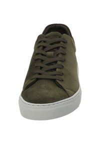Baskets en suédine vert olive avec bout rond, semelle en caoutchouc blanc plat et lacets assortis. Présente des détails cousus et un design minimaliste.