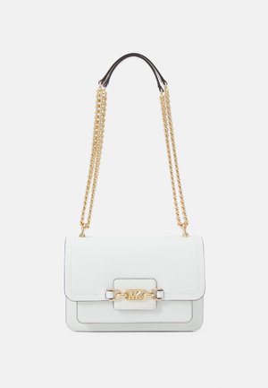 Bolso de hombro de cuero blanco con correa de cadena dorada y cierre con logo dorado de MK en la solapa frontal.