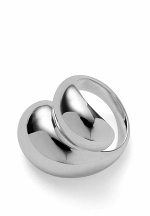 Două inele argintii netede și lucioase, cu margini rotunjite, interblocându-se pe un fundal alb.