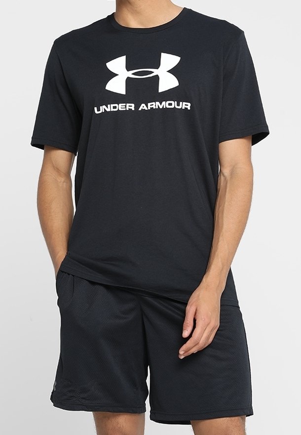 Camiseta atlética negra con el logo blanco de "Under Armour". Combinada con pantalones cortos de malla negros. Ambos están hechos de un tejido ligero y transpirable.