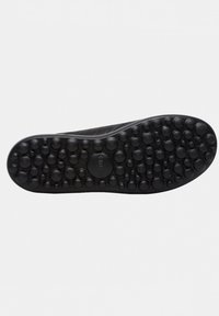 Suola di scarpa in gomma nera con superficie testurizzata caratterizzata da punti rialzati tondeggianti per una migliore aderenza. Design piatto con un tacco leggermente curvato.