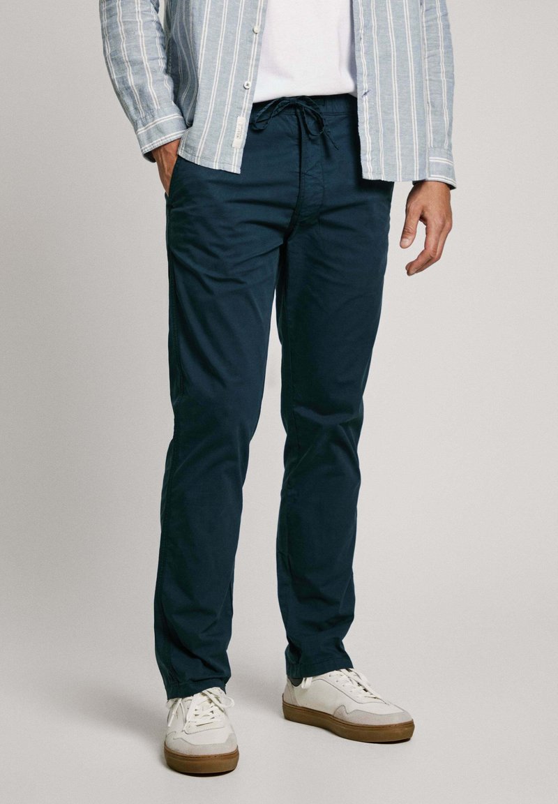 Mornarsko modri hlače s sproščenim krojem, izdelane iz lahkega materiala. Imajo elastičen pas s vrvico in stranske žepke.