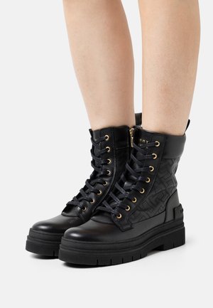 LACE UP ZIP BOOT MONOGRAM - Platåstøvletter - black