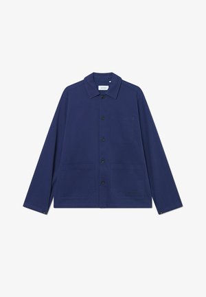 Marineblauwe jas met knoopsluiting, puntige kraag, twee voorzakken en subtiele branding aan de onderkant aan de linkerzijde. Katoenen stof, losse pasvorm.