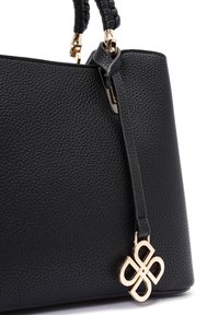 Bolso de mano de cuero negro texturizado con asa trenzada, que presenta un acento de herrajes dorados y un charm decorativo en forma de bucles entrelazados.