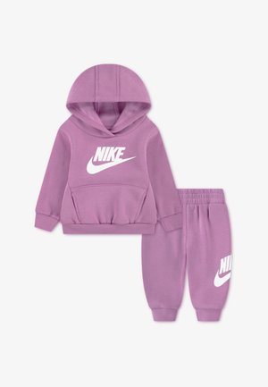 Sweat à capuche Nike violet et joggers assortis. Le sweat à capuche présente un grand logo Nike blanc ; les deux pièces ont des poignets côtelés et une texture douce.