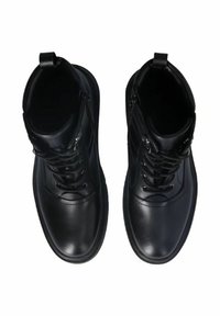 Stivali neri in pelle fino alla caviglia con laccio davanti e cerniere sui lati. Texture liscia, punta rotonda e dettagli di cucitura rinforzati.