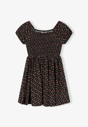 Robe noire à manches courtes avec motif floral rouge et rose, corsage froncé et taille froncée créant une jupe évasée.
