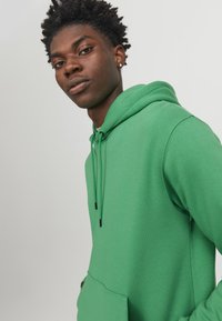 Jack & Jones JJESTAR  NOOS - Felpa con cappuccio - green bee