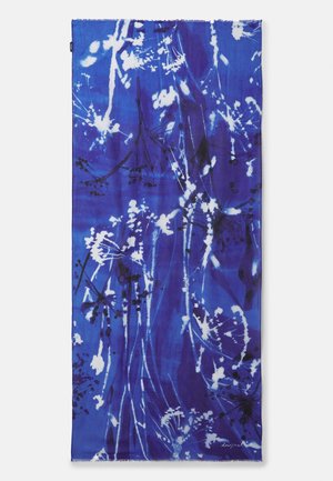 Blauwe sjaal met witte en zwarte abstracte bloemmotieven en dunne takken, zachte stof met licht rafelige randen.