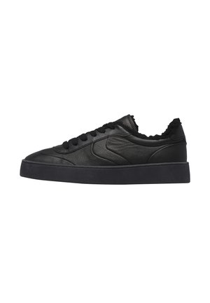Schwarzer Sneaker mit niedrigem Schaft, Lederoberfläche, Schnürung vorne, dicker Sohle und weichem Fellfutter, das am Knöchelkragen sichtbar ist.