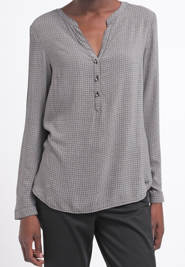 Dlouhý rukáv šedá blůza s výstřihem do V, detaily na knoflíky a jemným geometrickým vzorem. Měkká látka s mírně volným střihem.