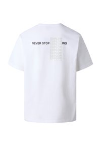 Hvid t-shirt med teksten "NEVER STOP EXPLORING" i sort og lys grå stablet vertikalt på ryggen, korte ærmer, rund hals.