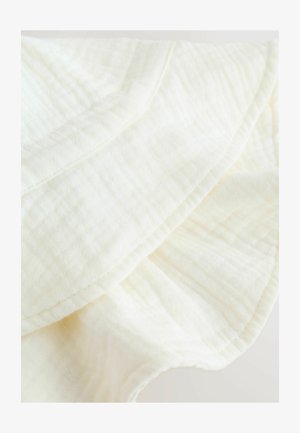 Cremefarbener Stoff mit einer weichen, strukturierten Oberfläche, die subtile, zerknitterte Muster und ordentlich genähte Kanten aufweist.