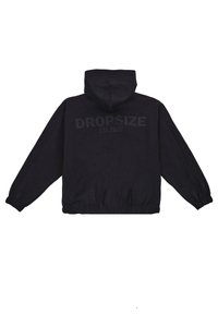 Schwarzer Kapuzenpullover mit elastischen Bündchen und Saum, der auf der Rückseite den geprägten Text "DROPSIZE EST.2020" zeigt. Glatte Textur.