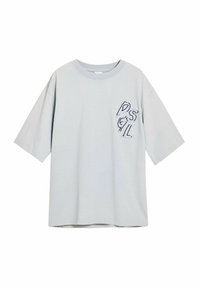 Világosszürke rövid ujjú póló kerek nyakkal, bal mellen egy kis hímzett mintával. Puhán tapintó pamut anyag.