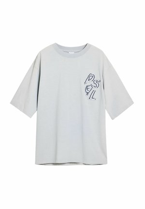 Ljust grå kortärmad t-shirt med rund hals, med en liten broderad design på vänster bröst. Mjuk bomullstextur.
