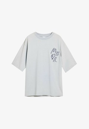 Heled hall t-särk lühikeste varrukatega ning ümar kaelus, millel on vasakul rinnal väike broderi kujundus. Pehme puuvillane kangas.