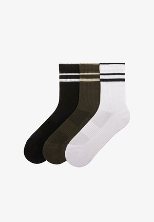 Drie paar sportsokken in zwart, donkergroen en wit. Elke sok heeft een geribbelde textuur en twee horizontale strepen bovenaan.