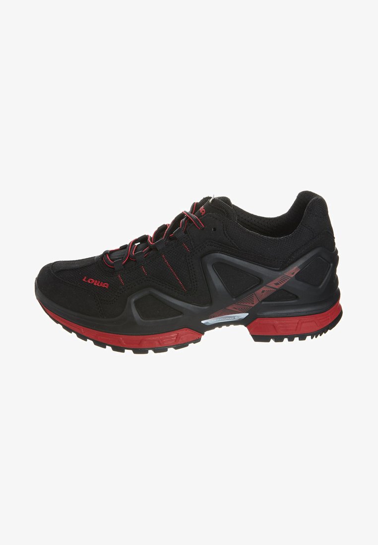 Schwarzer und roter Sportschuh mit Obermaterial aus Mesh und Synthetik, strukturiertem Design, Gummisohle und kontrastierenden roten Akzenten an den Seiten.
