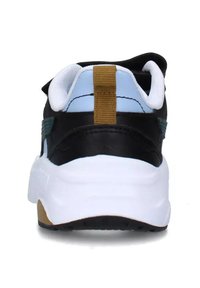 Sneaker nera con suola bianca, tomaia blu e nera, collo imbottito alla caviglia e un'etichetta marrone nella parte posteriore. Accenti laterali texturizzati visibili.