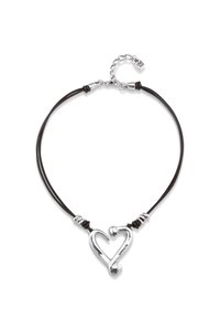Colgante en forma de corazón de plata sobre un cordón de cuero marrón, adornado con anillos de metal y un broche para ajustar la longitud.