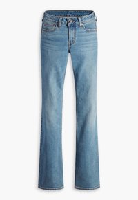 Jean en denim bleu clair avec une jambe droite à légèrement évasée, style cinq poches, fermeture par bouton et passants de ceinture.