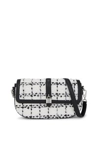 Geantă crossbody din tweed în alb și negru, cu o formă structurată, accente din piele neagră și închidere cu clapetă argintie.