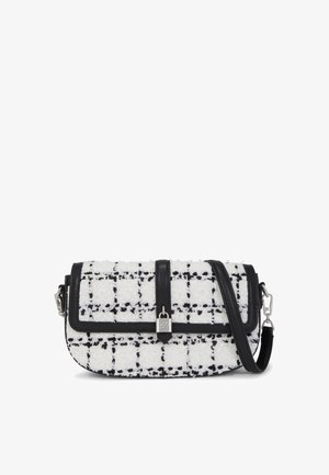 Sac en bandoulière en tweed noir et blanc, présentant une forme structurée, des accents en cuir noir et une fermeture à fermoir en métal argenté.