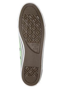 Grüne Leinenschuhe mit Gummisohle, gemustertem Profil, weißen Akzenten und metallischen Ösen. Verfügt über das Branding "Converse All Star".