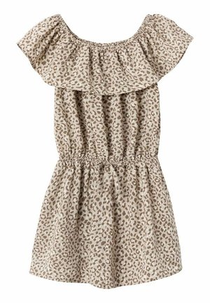 Robe courte beige avec imprimé léopard marron, encolure élastique épaules dénudées, détail volanté et taille cintrée avec cordon.