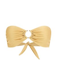 Gouden bandeau bikini-top met verzameld stof, met een centrale ronde ring en een striksluiting aan de achterkant. Gladde, glanzende textuur.
