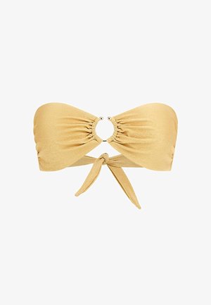 Gouden bandeau bikini-top met verzameld stof, met een centrale ronde ring en een striksluiting aan de achterkant. Gladde, glanzende textuur.