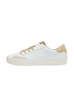 Sneaker bianco con dettagli beige, dotato di una tomaia in pelle liscia, punta rotonda, chiusura con lacci e suola in gomma texturizzata.