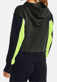 Sudadera con capucha en gris oscuro con mangas en bloque de color amarillo neón y azul marino. Tejido suave, puños acanalados y un ajuste relajado.